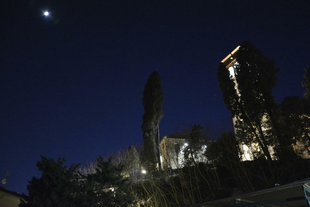 לינה וארוחת בוקר מונטמורלו Borgo Della Rocca מראה חיצוני תמונה