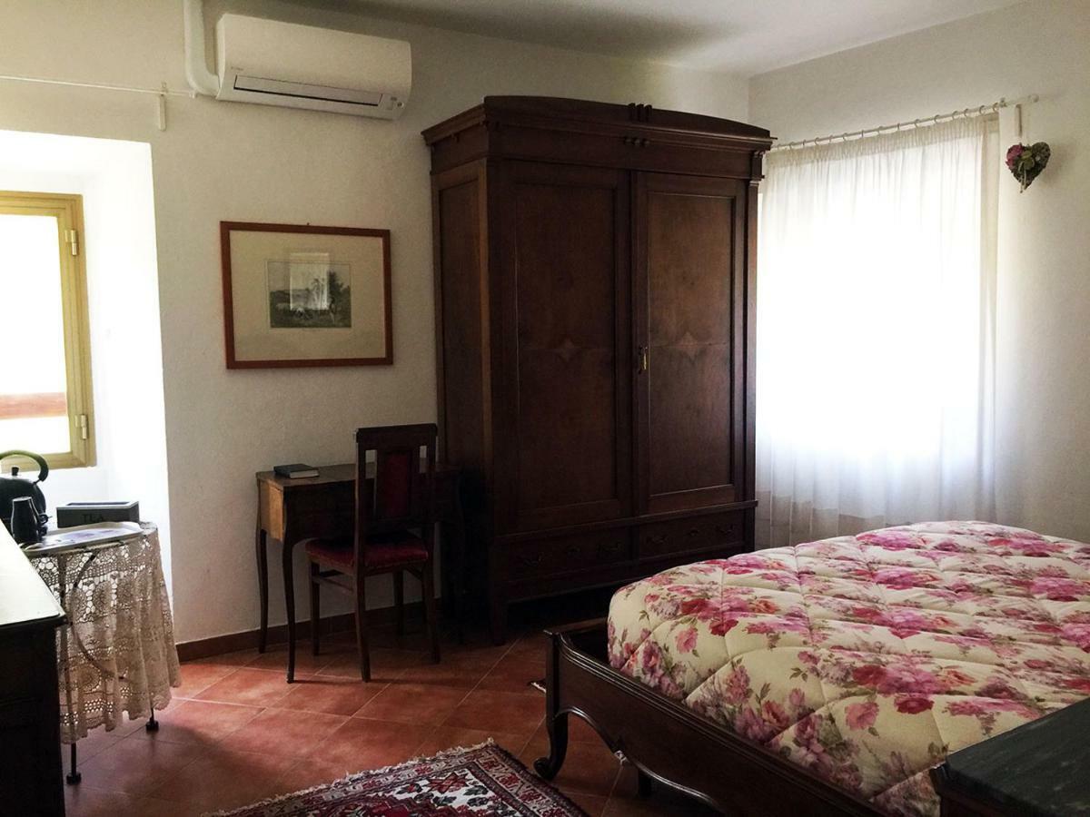 לינה וארוחת בוקר מונטמורלו Borgo Della Rocca מראה חיצוני תמונה