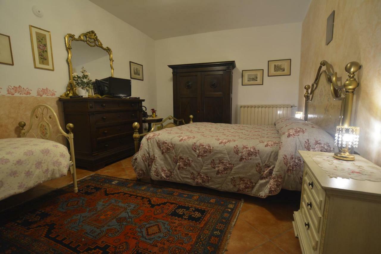 לינה וארוחת בוקר מונטמורלו Borgo Della Rocca מראה חיצוני תמונה