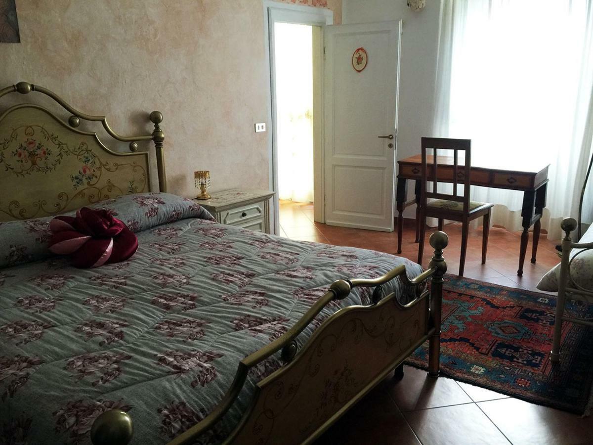 לינה וארוחת בוקר מונטמורלו Borgo Della Rocca מראה חיצוני תמונה