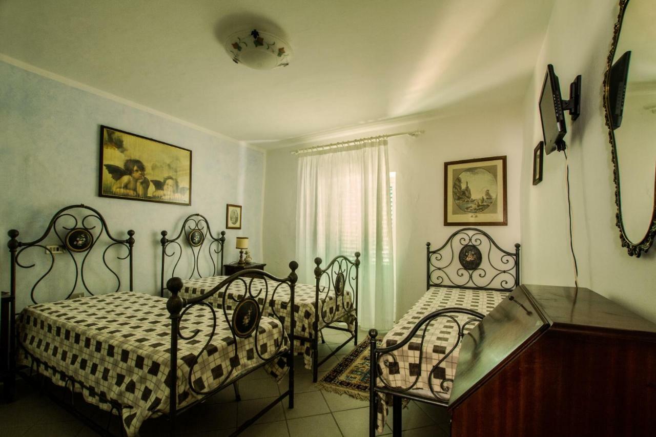לינה וארוחת בוקר מונטמורלו Borgo Della Rocca מראה חיצוני תמונה