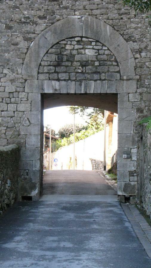 לינה וארוחת בוקר מונטמורלו Borgo Della Rocca מראה חיצוני תמונה